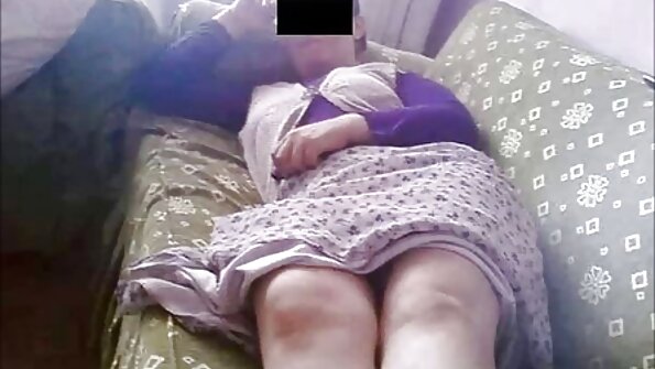 Lalaki fucks gadis effeminate jeung boobies geulis on sofa