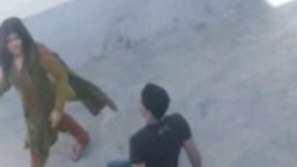 Macho Latin gaduh sababaraha trik seksual pikeun nunjukkeun gadis pirang