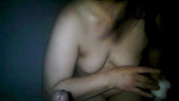 A pirang jeung tits badag sarta tato taranjang on sofa, lalaki fucked